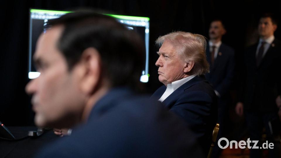 Auf diesem vom Weißen Haus veröffentlichten Foto überwacht US-Präsident Donald Trump die US-Militäroperationen in Venezuela mit Außenminister Marco Rubio in Mar-a-Lago. Bild: Molly Riley/The White House/AP/dpa