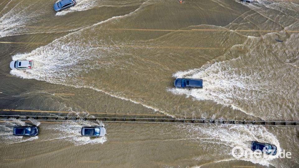 Autos fahren auf dem Highway 101 in Kalifornien, der von einer Springflut überflutet wird. Bild: Ethan Swope/AP/dpa