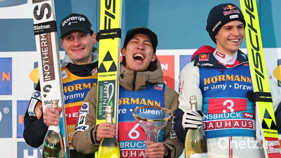 Domen Prevc (l) stand diesmal nicht als Sieger auf dem Podium. Bild: Daniel Karmann/dpa