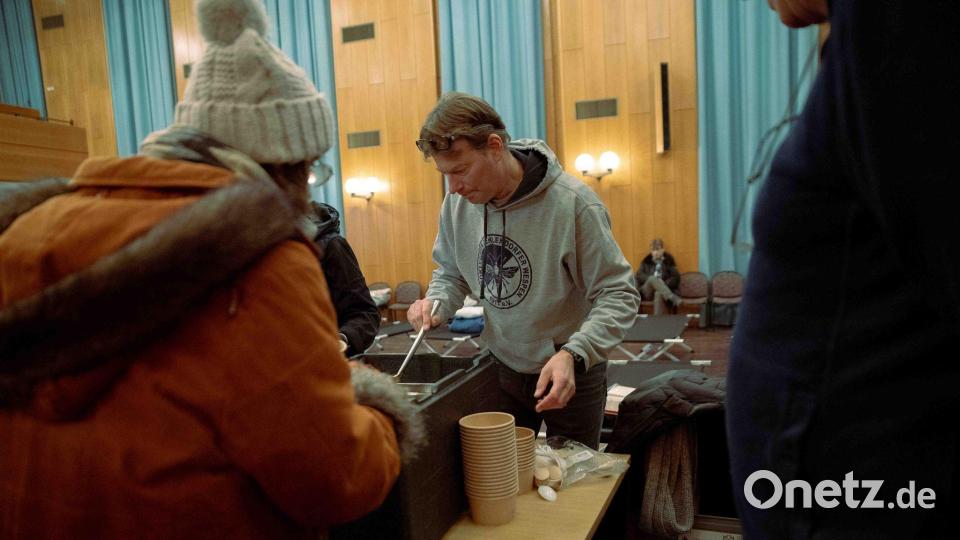 Wofram Keller vom Sportverein Zehlendorfer Wespen gehört zu den zahlreichen Freiwilligen die im Berliner Südwesten helfen. Bild: Carsten Koall/dpa