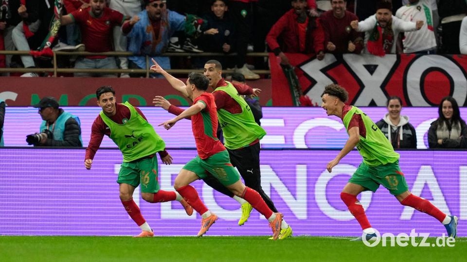 Große Freude: Brahim Díaz feiert sein Tor zum 1:0 mit Marokkos Ersatzspielern. Bild: Mosa'ab Elshamy/AP/dpa