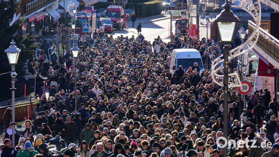 Bei einem Schweigemarsch in Crans-Montana wird an die jungen Opfer der Katastrophe erinnert. Bild: Antonio Calanni/AP/dpa