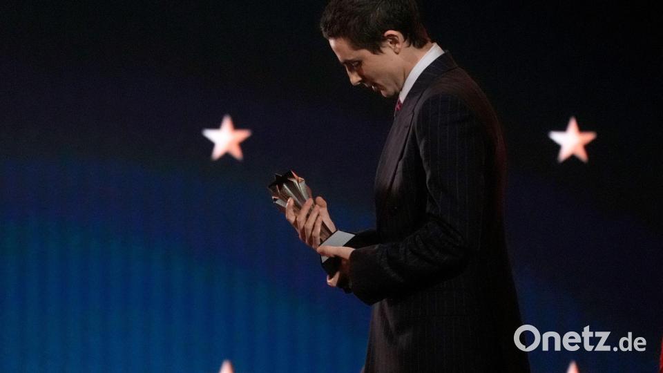 Timothee Chalamet nimmt den Preis für den besten Schauspieler für "Marty Supreme" während der 31. jährlichen Critics Choice Awards im The Barker Hanger entgegen. Bild: Chris Pizzello/Invision/AP/dpa