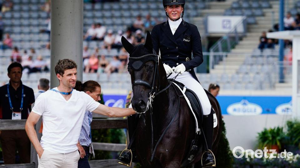Lisa Müller ist viel als Dressurreiterin unterwegs. (Archivbild) Bild: Uwe Anspach/dpa