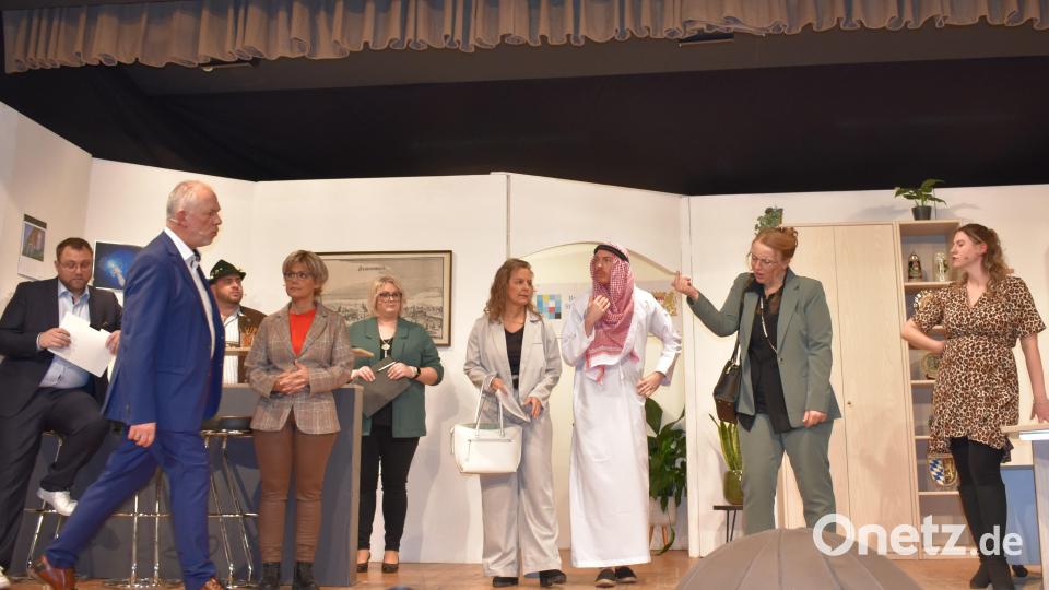 Die Katholische Theatergruppe Grafenwöhr begeistert die Zuschauer im Jugendheim mit dem neuesten Stück: "Minister im Quadrat". Bild: rgr