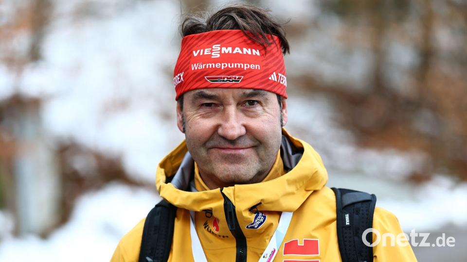 Sportdirektor Hüttel bewertet die Arbeit der Fis in diesem Winter positiv. Bild: Daniel Karmann/dpa