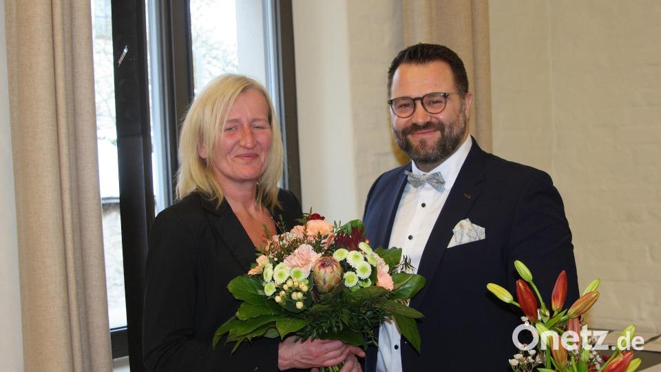 Der Blumenstrauß aus den Händen von Bürgermeister Matthias Grundler war für Stefanie Moises bestimmt. Bild: wro