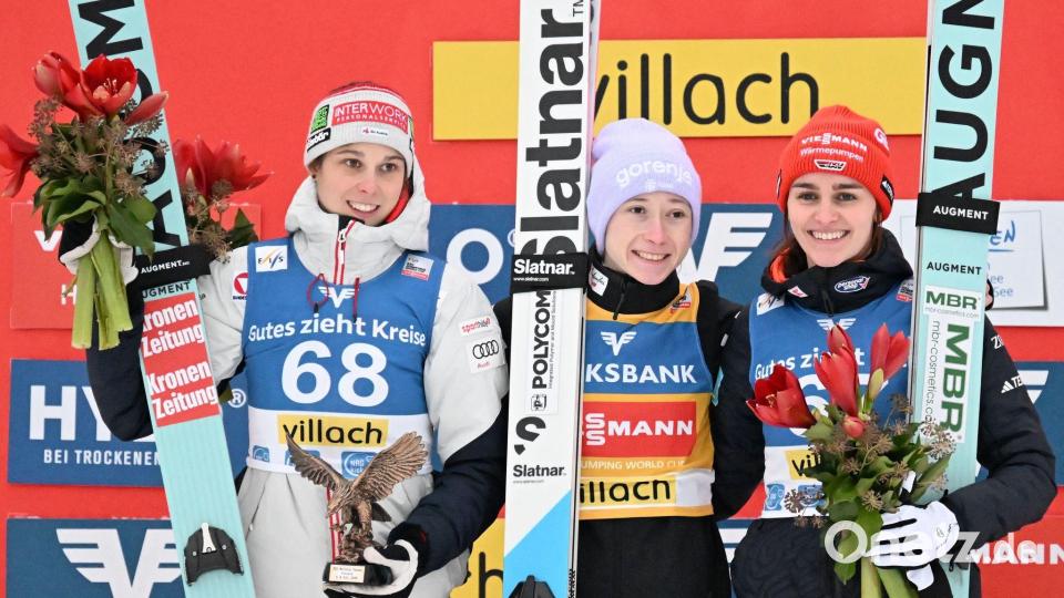 In Villach auf dem Podest: Lisa Eder (l), Nika Prevc (M) und Selina Freitag (r). Bild: Barbara Gindl/APA/dpa