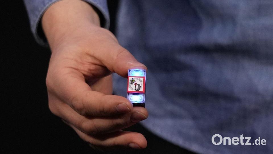 Der „Lego Smart Brick“ verfügt über einen Lautsprecher, LED-Leuchten und einen winzigen Chip, der andere Smart Bricks und Minifiguren erkennen und mit ihnen interagieren kann. Bild: Abbie Parr/AP/dpa