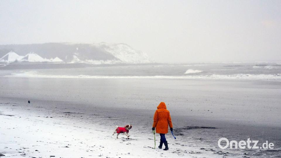 Nicht jeder konnte das winterliche Wetter genießen. Bild: Danny Lawson/PA/AP/dpa