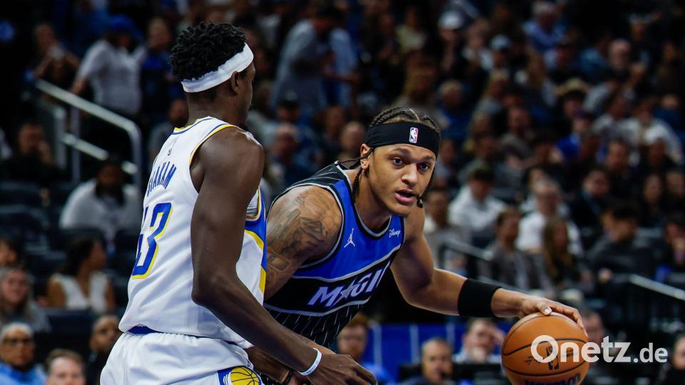 Paolo Banchero (r) führte die Orlando Magic zum Sieg gegen Indiana. Bild: Kevin Kolczynski/FR170029 AP/AP/dpa