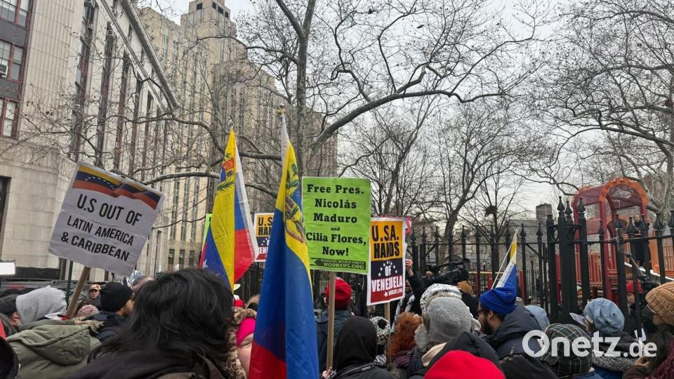 Demonstranten haben sich vor dem Gerichtsgebäude versammelt. Bild: Anna Ringle/dpa