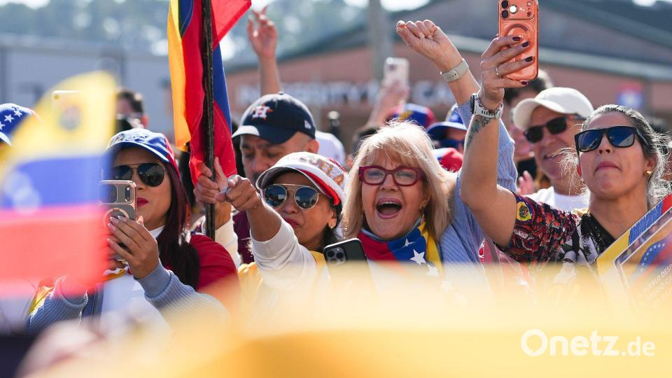 Menschen feiern in Texas die Absetzung des venezolanischen Präsidenten Nicolás Maduro. Bild: Elizabeth Conley/Houston Chronicle/dpa