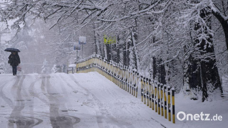 Auf glatten Straßen kam es vielerorts zu Unfällen. Bild: Darko Vojinovic/AP/dpa