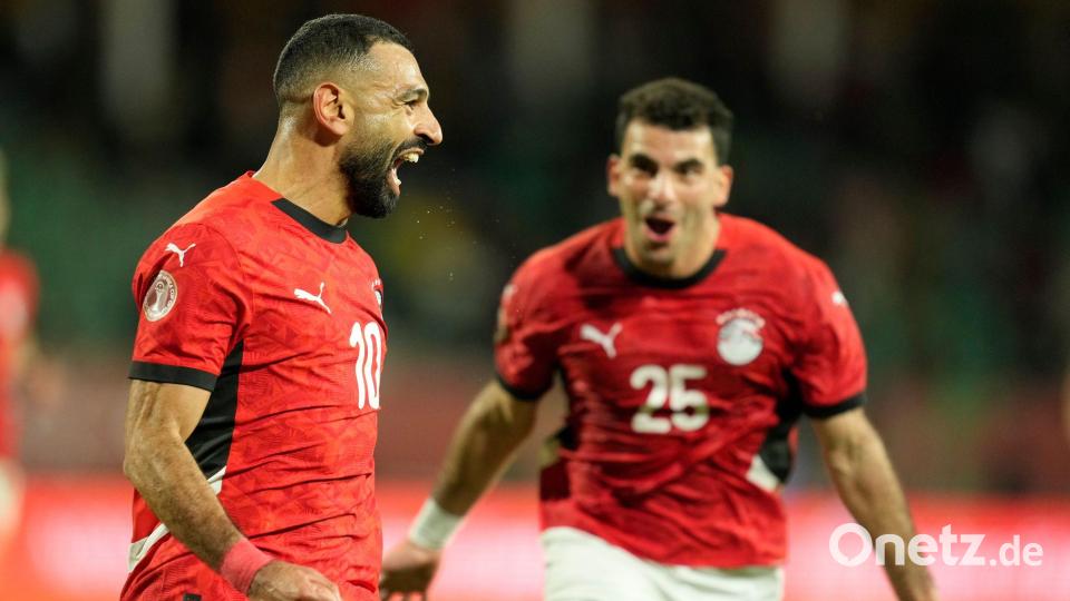Ägyptens Mohamed Salah (l) erwischte nicht seinen besten Tag - traf aber trotzdem. Bild: Mosa'ab Elshamy/AP/dpa