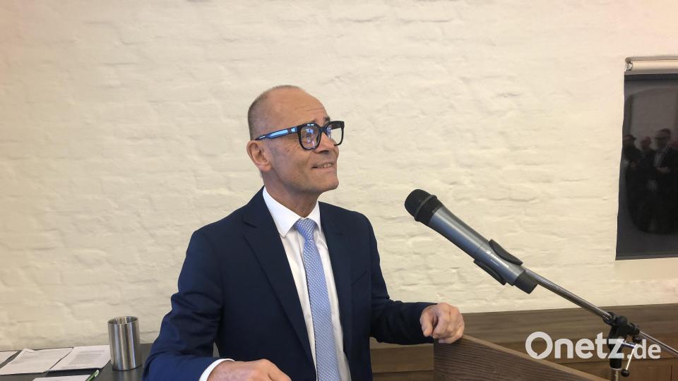 Erstmals am Rednerpult bei einem Neujahrsempfang in Falkenberg: Stellvertretender Landrat Alfred Scheidler aus Tirschenreuth. Bild: wro