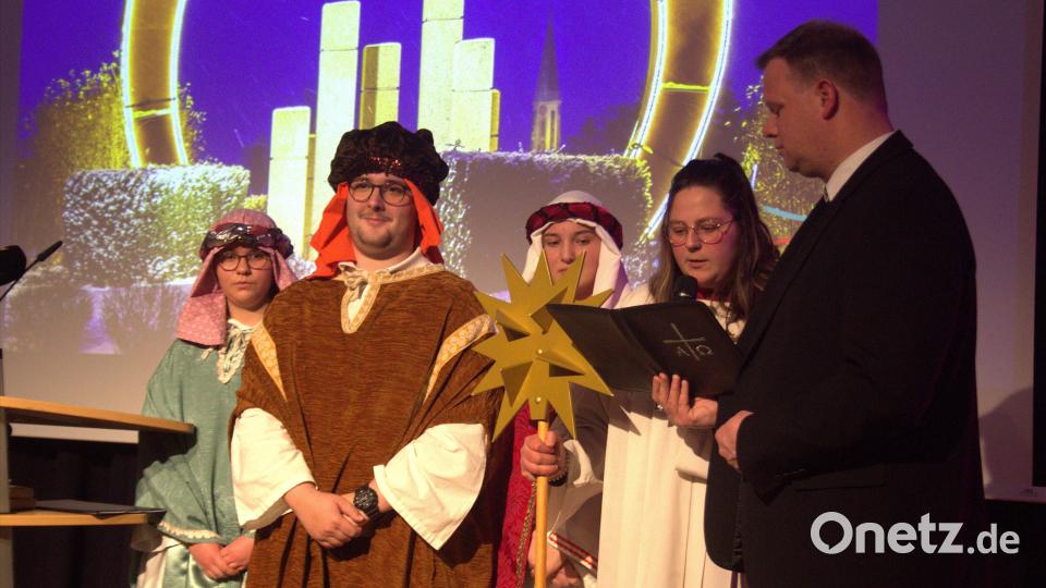 Pfarrer Thomas Kraus und eine Abordnung der Sternsinger überbrachten den kirchlichen Segen für das neue Jahr. Bild: stg