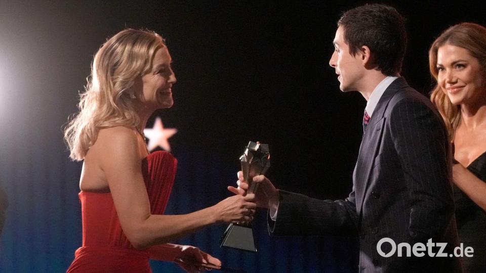Kate Hudson (links) überreicht Timothée Chalamet den Preis für den besten Schauspieler. Bild: Chris Pizzello/Invision/AP/dpa