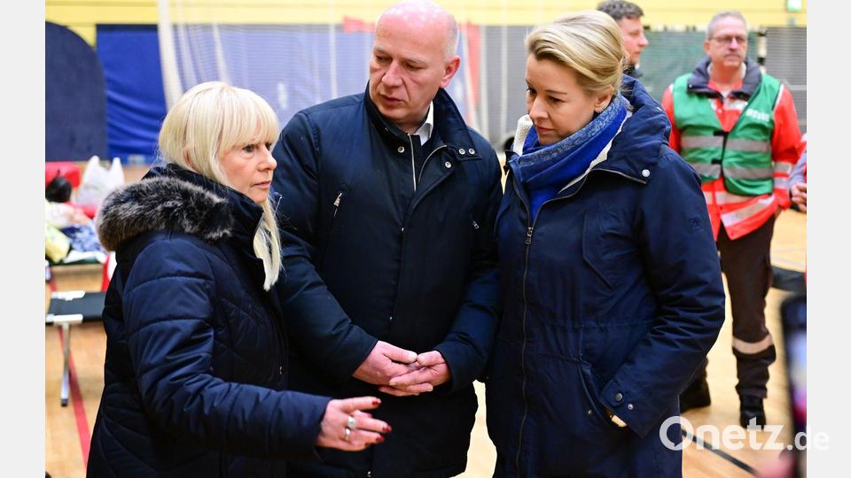 Berlins Regierender Bürgermeister Kai Wegner (mit Iris Spranger und Franziska Giffey, l.) sieht sich mit Kritik nach einem Brandanschlag auf die Stromversorgung konfrontiert. (Archivbild) Bild: Sebastian Christoph Gollnow/dpa