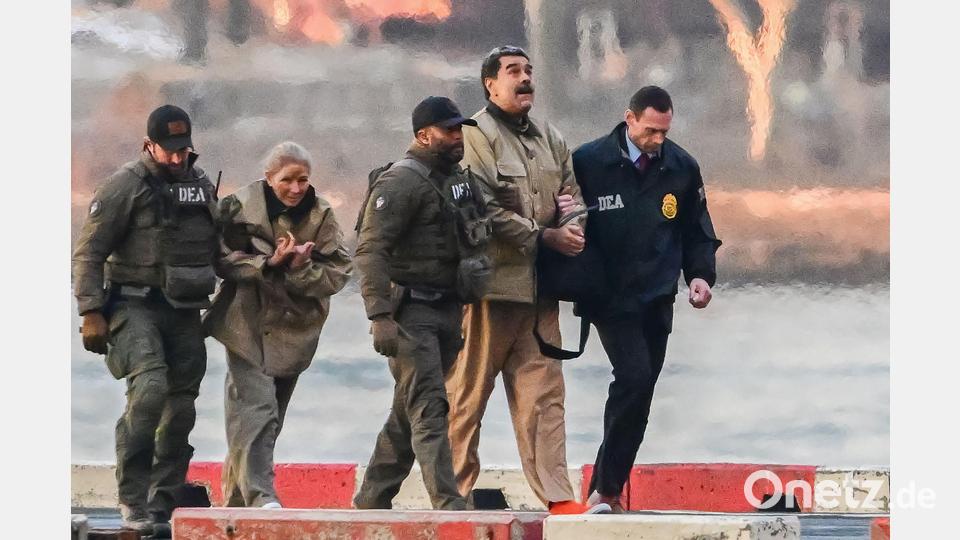 Umgeben von schwer bewaffneten Sicherheitskräften treffen der gefangen genommene venezolanische Präsident Nicolas Maduro (2.v.r) und seine Frau Cilia Flores (2.v.l) am Wall Street Heliport im New Yorker Stadtbezirk Manhattan ein. Bild: Kyle Mazza-Cnp/Zuma Press/dpa