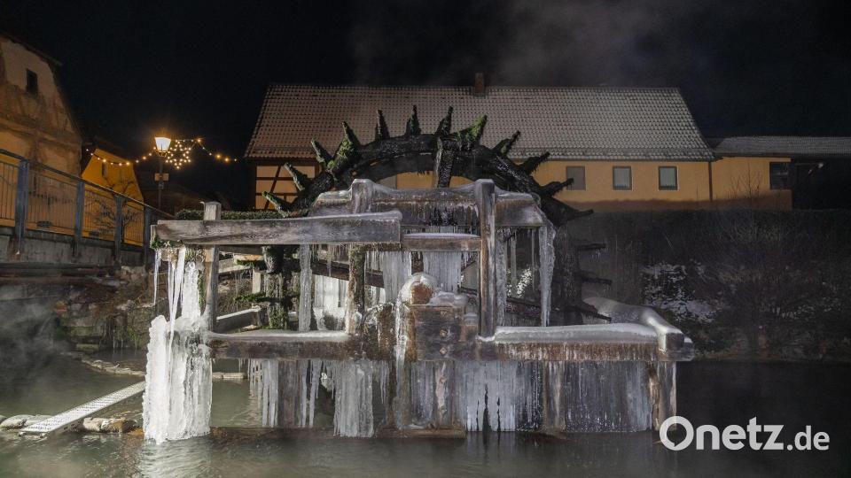 Das Wasserschöpfrad an der Wiesent in Ebermannstadt ist mit Eis überzogen. Bild: News5 / Ferdinand Merzbach/NEWS5/dpa