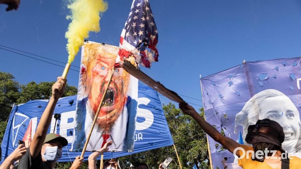 Demonstranten zünden mit einer Fackel eine amerikanische Fahne an. Bild: Virginia Chaile/ZUMA Press Wire/dpa