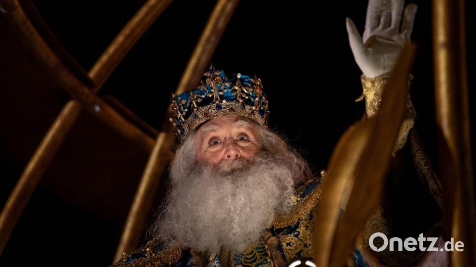 König Melchior winkt während der traditionellen Dreikönigsparade. Bild: David Canales/SOPA Images via ZUMA Press Wire/dpa