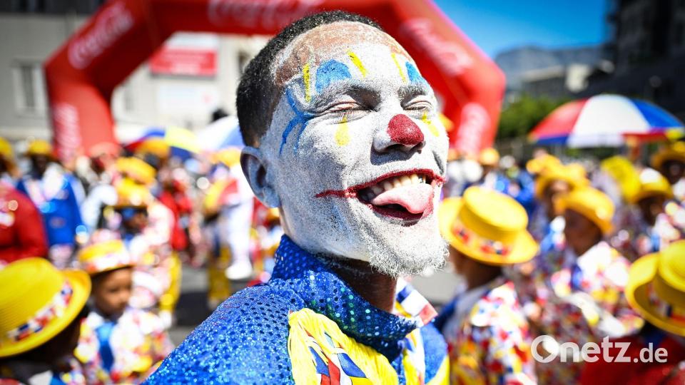 Ein Darsteller nimmt an der jährlichen Parade des Kapstädter Minstrel-Karnevals in Kapstadt teil. Bild: Xabiso Mkhabela/XinHua/dpa