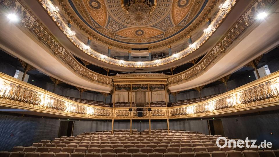 Blick in das Innere des Landestheaters Coburg - es muss dringend saniert werden. (Archivbild) Bild: Daniel Karmann/dpa