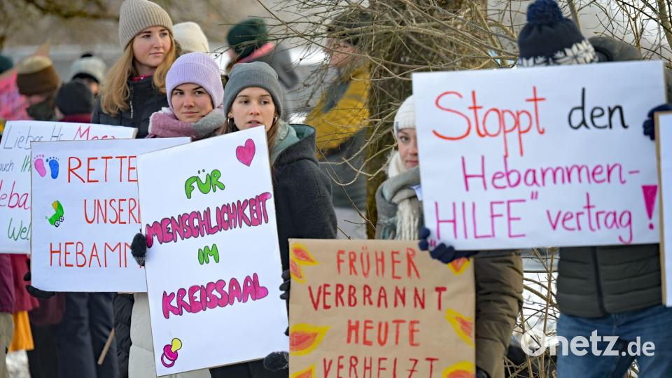 Lautstark machten viele Menschen vor dem Tagungsgelände am Kloster Seeon ihrem Unmut Luft - aus ganz unterschiedlichen Gründen. Bild: Malin Wunderlich/dpa