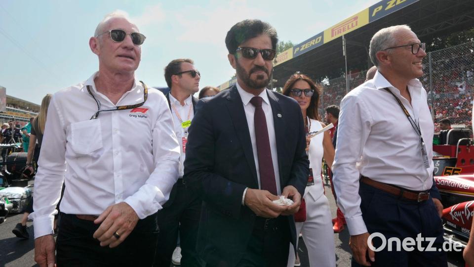 Einer der mächtigsten Männer im Motorsport: Mohammed Ben Sulayem (M). (Archivbild) Bild: Luca Bruno/AP/dpa