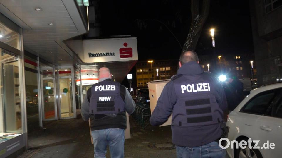 Mehrere Kisten mit Beweismaterial aus der Sparkassenfiliale sicherten Polizeibeamte am Abend. Bild: Markus Gayk/dpa