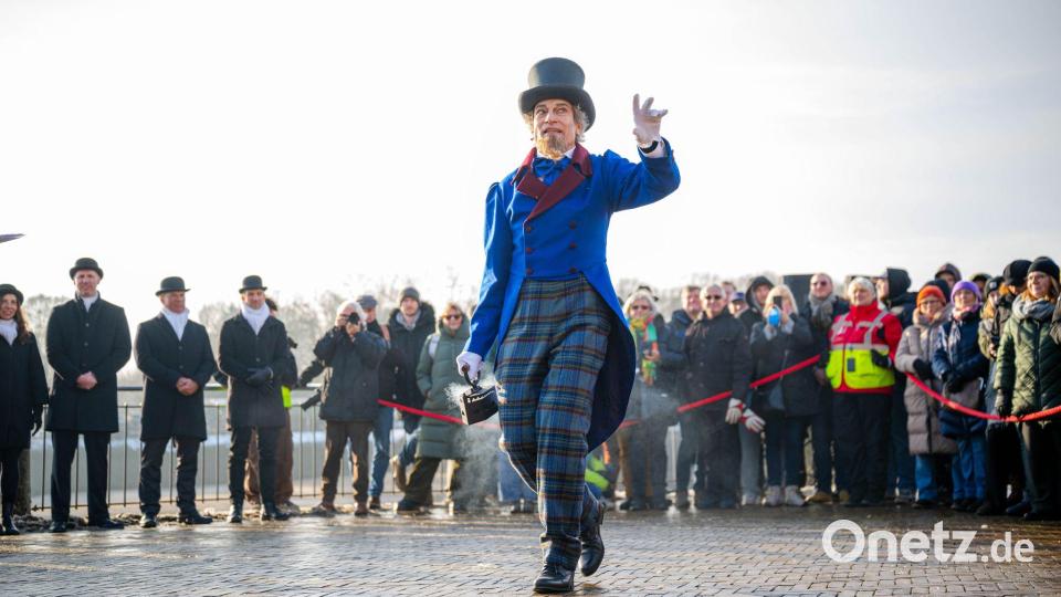 Der Eiswettenschneider gestikuliert am Ufer der Weser. Bild: Sina Schuldt/dpa