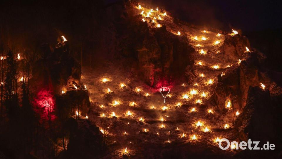 Rund 1.000 Bergfeuer werden in Pottenstein entzündet. Bild: Daniel Löb/dpa
