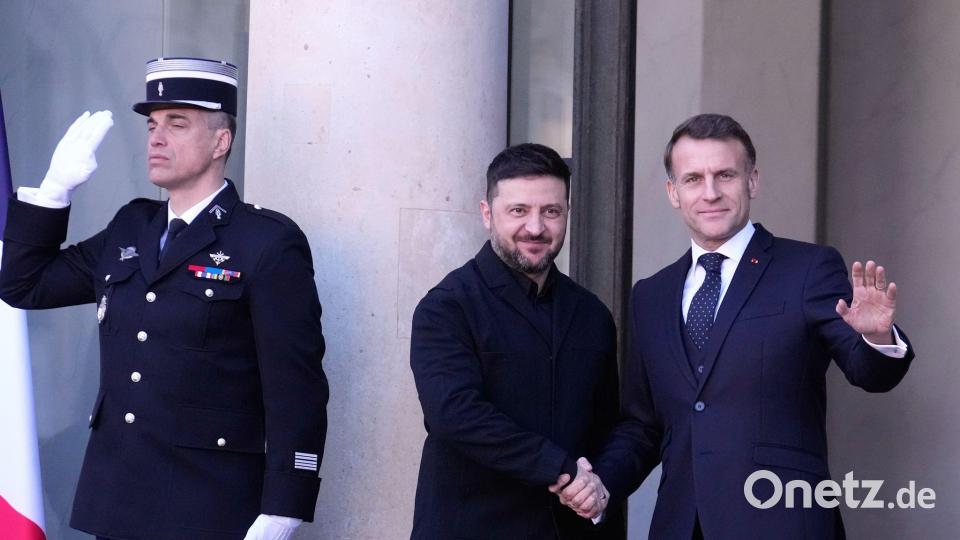 Der ukrainische Präsident Selenskyj hat mit Frankreichs Präsident Macron über eine Stärkung der Flugabwehr gesprochen. Bild: Michel Euler/AP/dpa