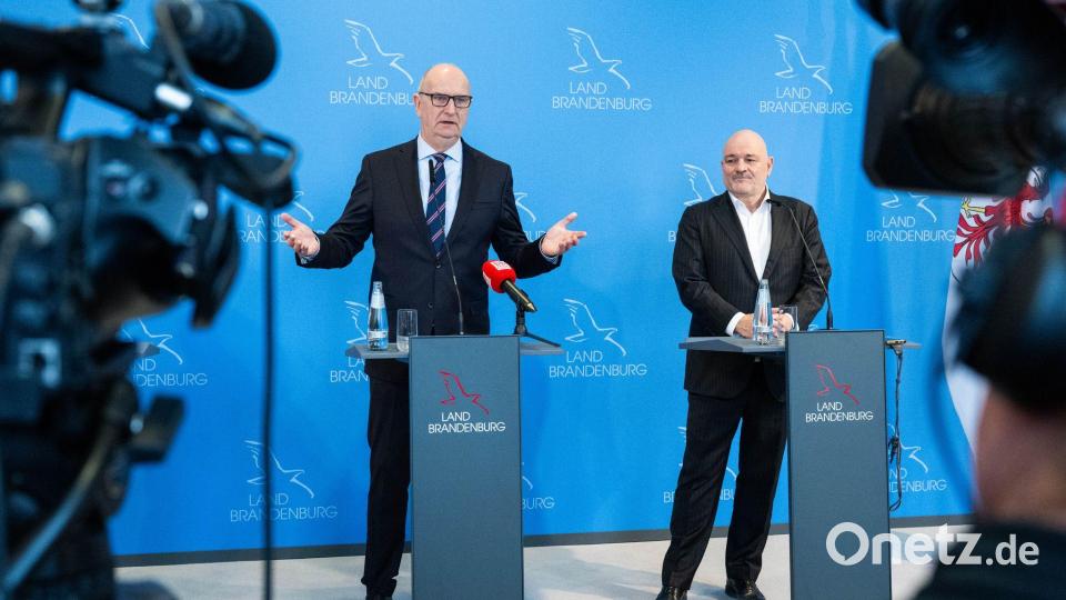 Brandenburgs Ministerpräsident Dietmar Woidke (SPD) hat die SPD/BSW-Koalition im Beisein von Vize-Regierungschef und Ex-BSW-Mitglied Robert Crumbach für beendet erklärt. Bild: Christophe Gateau/dpa