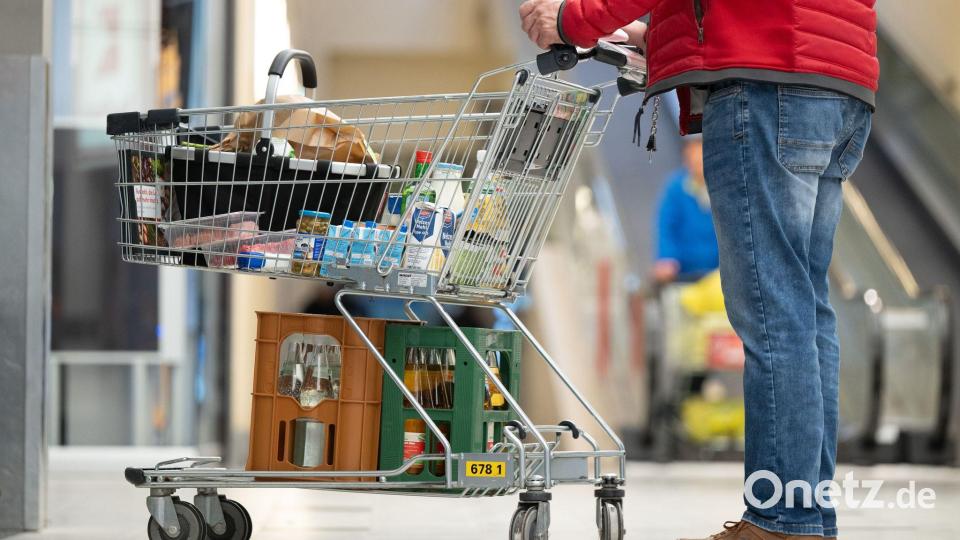 Gerade im Supermarkt spüren viele Verbraucher die Preissteigerungen. (Symbolbild) Bild: Sebastian Kahnert/dpa