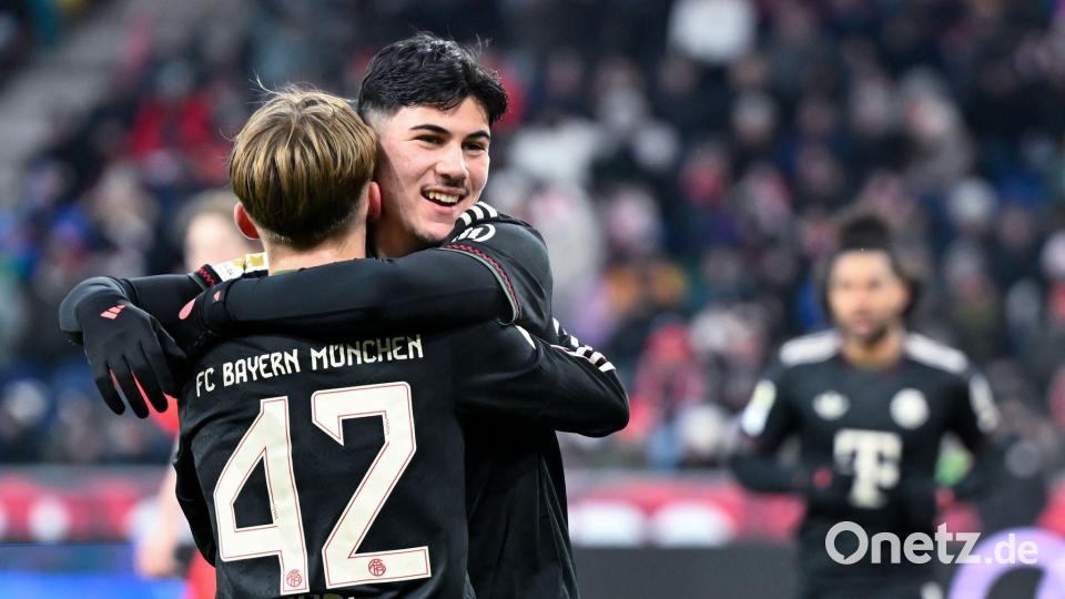 Lennart Karl (Nr 42.) wird nach seinem ersten Tor gefeiert. Bild: Sven Hoppe/dpa