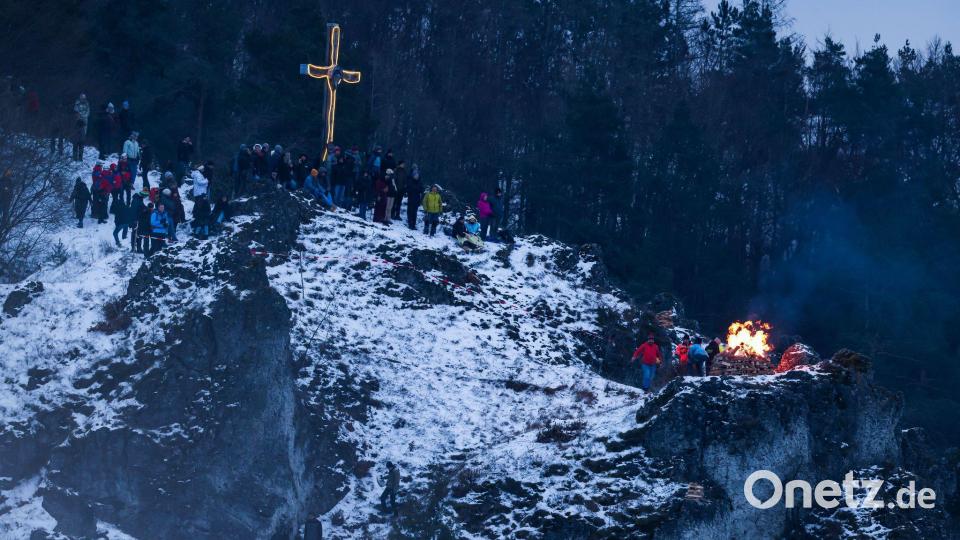 Bei Dauerfrost und Schnee auf den Felsen kamen zahlreiche Besucherinnen und Besucher nach Pottenstein zum Abschluss der Ewigen Anbetung. Bild: Daniel Löb/dpa
