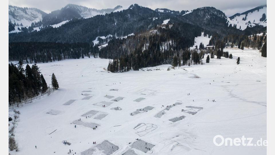 Der Spitzingsee in Oberbayern ist übersät mit Eishockey-Feldern, die Einheimische und Touristen freigeschippt haben. Bild: Peter Kneffel/dpa