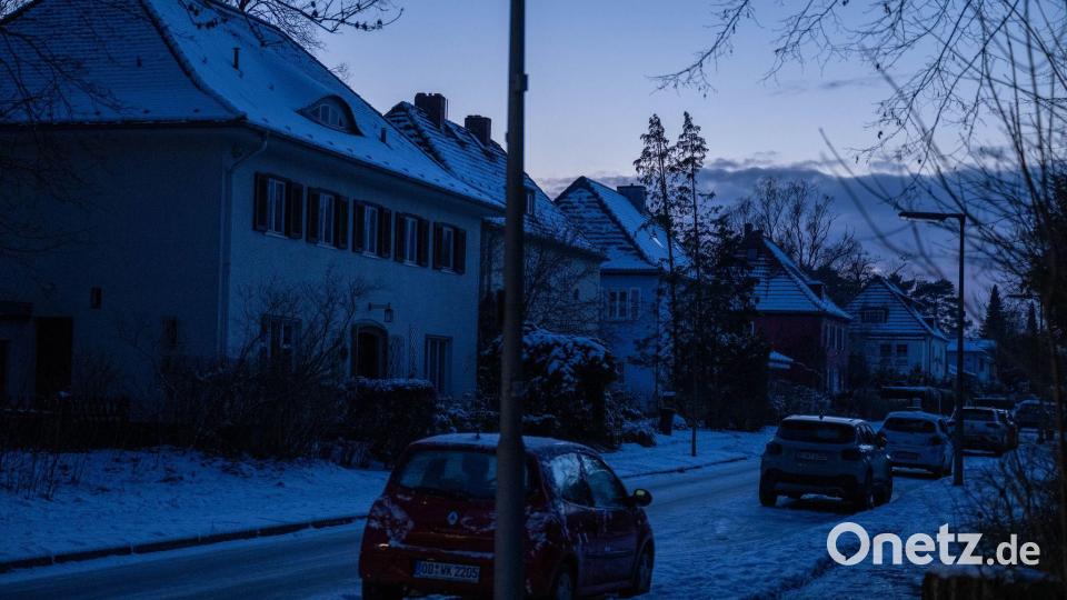 Viele Haushalte im Südwesten Berlins sind die dritte Nacht in Folge ohne Strom. Bild: Christophe Gateau/dpa