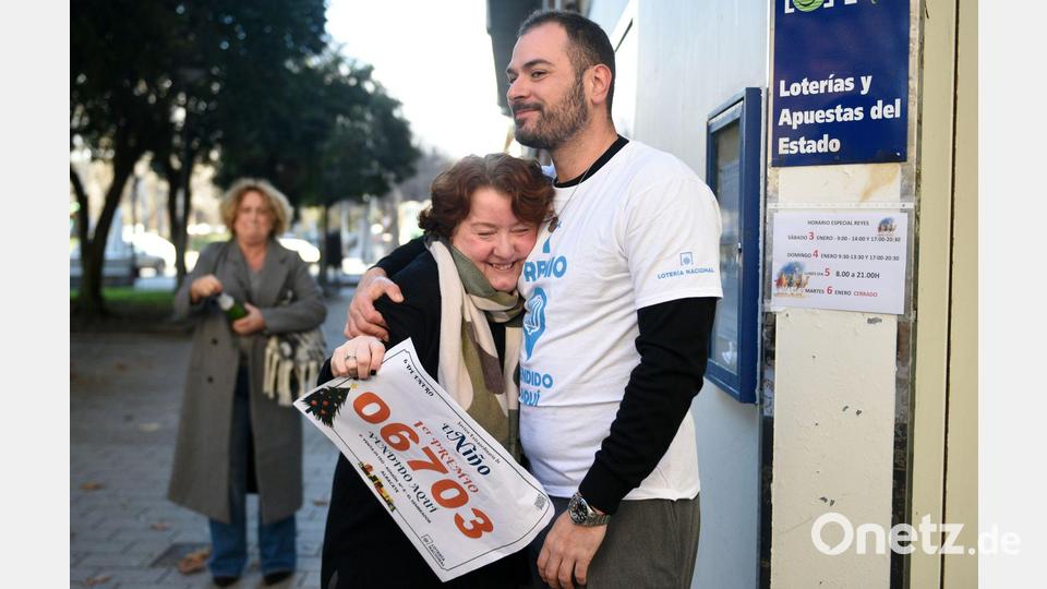 Der Hauptgewinn bei der diesjährigen Jesuskind-Lotterie entfällt dieses Jahr auf die Losnummer 06.703. Bild: Víctor Fernández/EUROPA PRESS/dpa