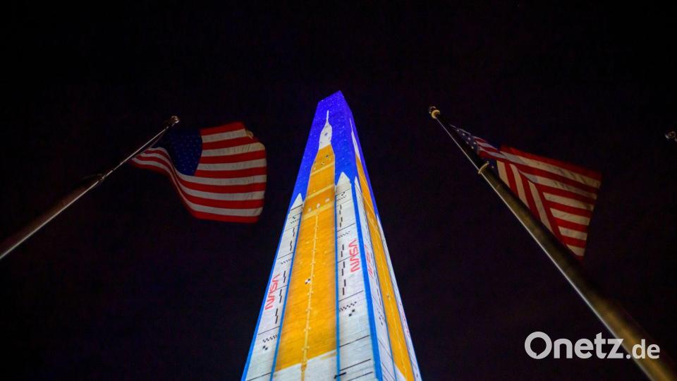 Das Washington Monument wird mit Bildern beleuchtet. Bild: Rod Lamkey/AP/dpa
