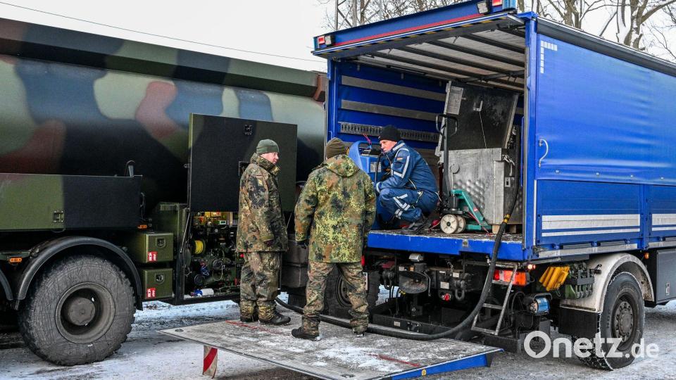 Die Bundeswehr unterstützt das Technische Hilfswerk bei der Betankung mit Diesel, der für Notstromaggregate benötigt wird. Bild: Jens Kalaene/dpa