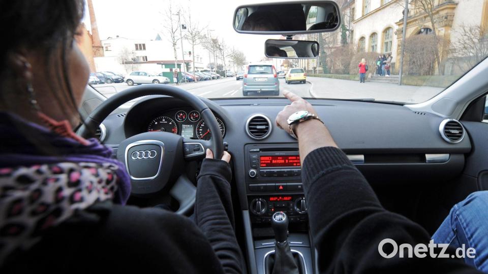 Die CSU würde den Führerschein ab 17 gerne ausweiten. Auch 16-Jährige sollen dann schon in Begleitung ein Auto fahren dürfen. Symbolbild: picture alliance / dpa