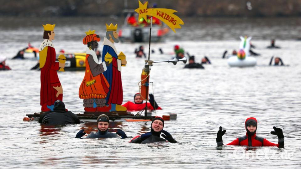 Teilnehmer des 40. Drei-König-Schwimmens treiben im Wasser des Mains. Bild: Karl-Josef Hildenbrand/dpa