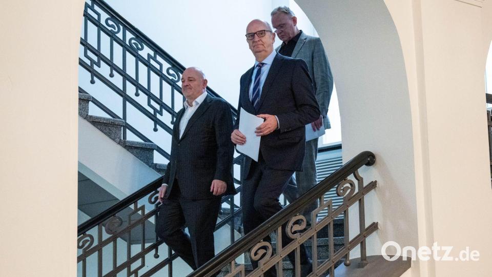 SPD/BSW-Regierung ohne Mehrheit: Der Ministerpräsident von Brandenburg, Dietmar Woidke (SPD, M), und sein Vize Robert Crumbach (l) erklären die Koalition in Brandenburg für gescheitert. Bild: Christophe Gateau/dpa