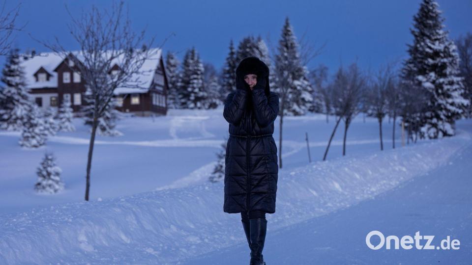 Eine Frau spaziert durch eine verschneite Landschaft in Tschechien. Bild: Radek Petrášek/CTK/dpa