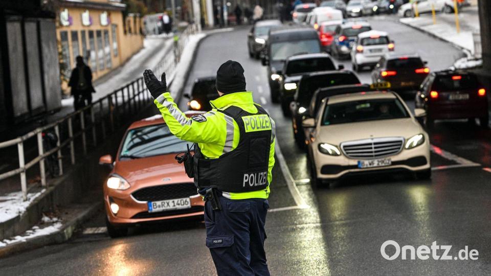 Die Polizei regelt den Verkehr an einer Kreuzung am S-Bahnhof Zehlendorf. Bild: Jens Kalaene/dpa