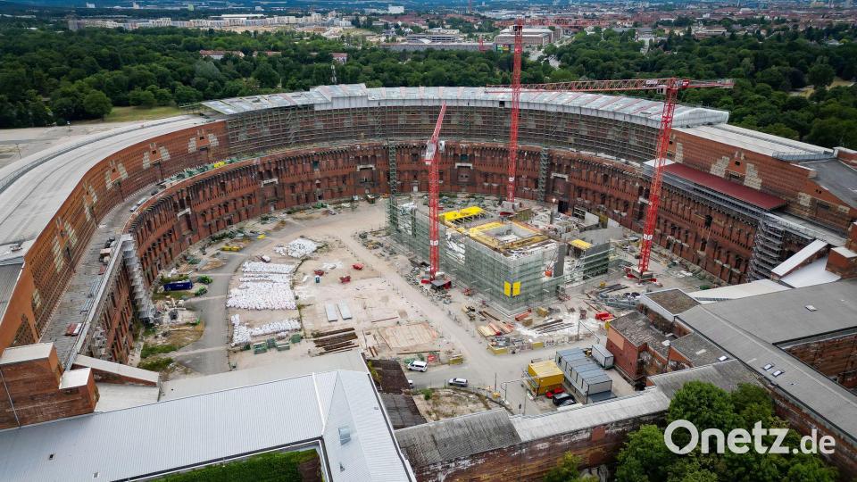 Im Innenhof der Kongresshalle entsteht eine Ersatzspielstätte für das Staatstheater. Der nie fertig gestellte Monumentalbau der Nazis soll zum Kulturort werden. (Archivbild) Bild: Daniel Löb/dpa